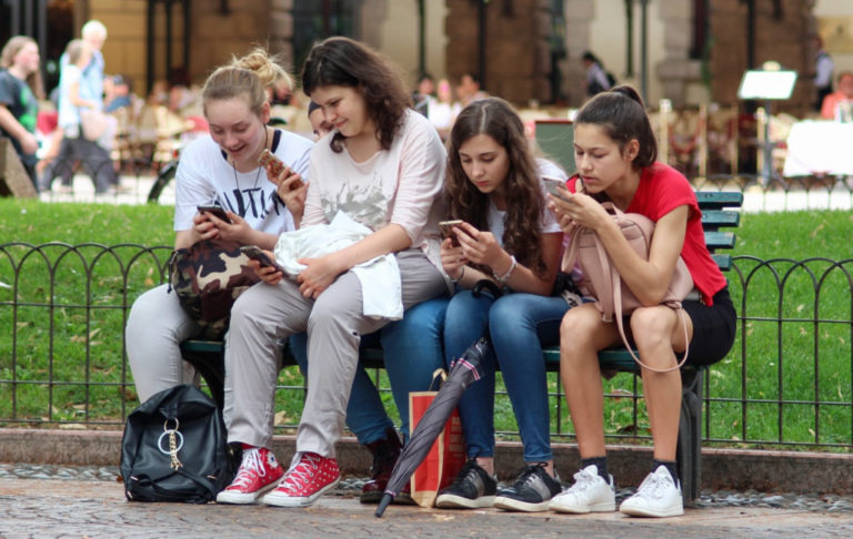Managing Kids and Cell Phones: 9 Essential Tips for Parents